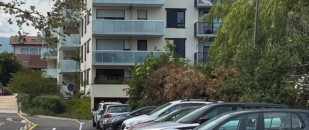 Immeubles à Ferney-Voltaire, voitures garées n'importe comment…