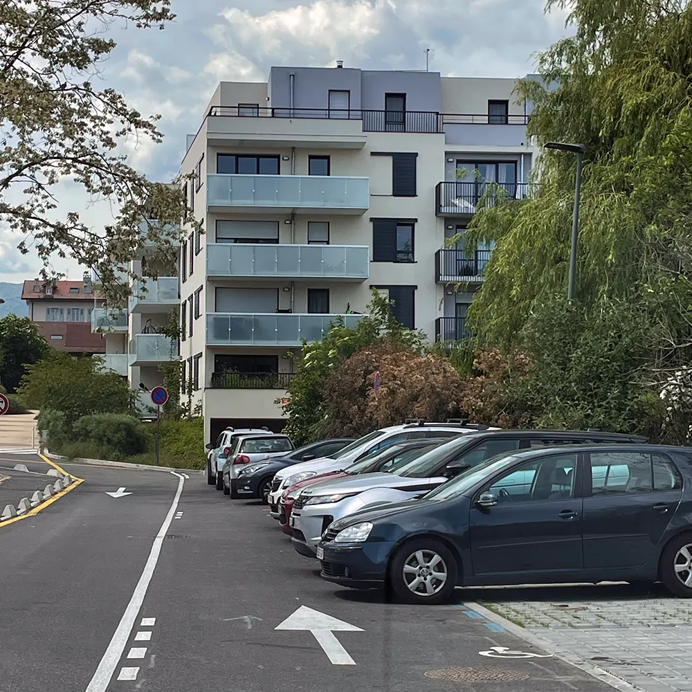 Immeubles à Ferney-Voltaire, voitures garées n'importe comment…